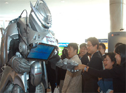 한독, 학회장서 로봇활용 제품홍보 '화제'