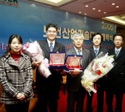 국내 최초개발 대웅 코큐텐 복지부장관상