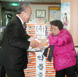 문종태 회장, '사랑의 쌀' 전달...나눔경영