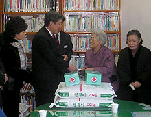 강남구약, 독거노인과 소녀가장 사랑 전달