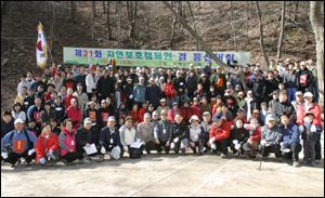등산도 하고 야구도 응원...회원단합 과시