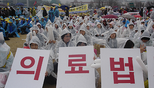 "5만 의료인 화났다"...물풍선에 장례식까지