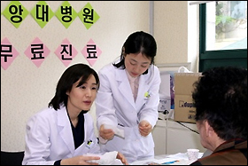 중앙대병원, 100여명 노인에게 무료 진료