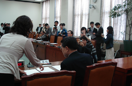 장동익 청문회, 소설로 시작해 소설로 끝나