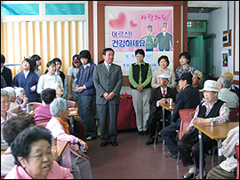 광진구약, 독거노인 찾아 영양제 등 전달