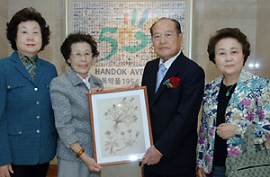 한독의약박물관에 의약 사료 기증 답지
