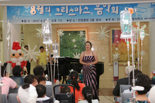 무더위 지친 환자에 크리스마스 음악선물