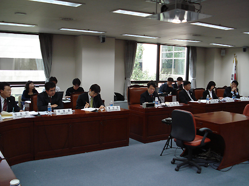 "방어진료 양산" vs "입증책임은 의사에게"
