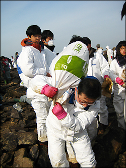 GSK 오렌지봉사단, 태안 기름때 제거 동참