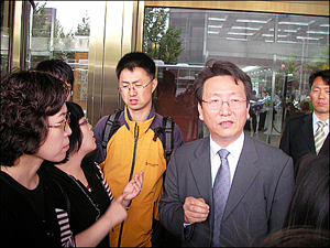 시민단체 항의시위, 스프라이셀 약가 꺾었다