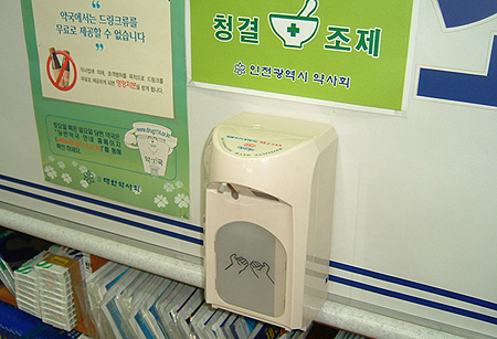 "손좀 닦고 하세요"…맨손조제 불만 폭증