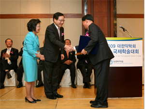 동화 가송재단, 최준식교수에 약학상수여