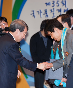 이한구 현대약품 회장 은탑산업훈장 수훈 