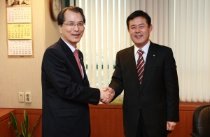 "제약업계 첫 정년연장 및 임금피크제 도입" 
