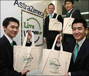 AZ "친환경 가방 들고 제품 알립니다"