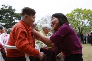 중외제약 "할아버지 할머니, 건강하세요" 
