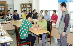 일동제약, 영업관리자 팔씨름 대회 열어
