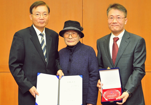 안병선 선생 유족, 서울의대에 3억원 전달