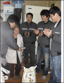 휴온스, 독거노인 등 불우이웃돕기 나눔행사 