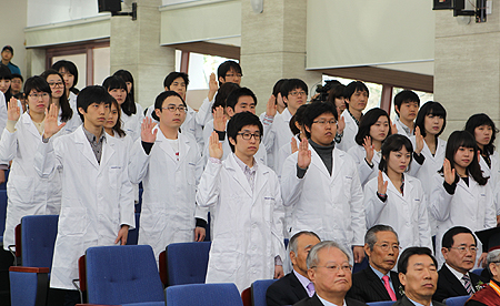 경상대 약대 신입생 32명, 약학도의 선서