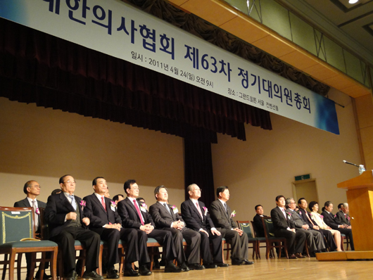 "회장 물러나라"…고성·욕설 속 의협 총회 진행