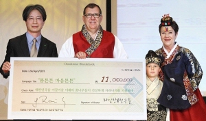 군터 라인케 사장, 환갑축의금 1100만원 기부