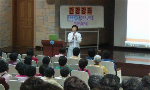 고진아 약사, 노인 대상 약물 안전사용 교육
