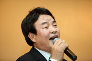 여성암 환우 위해 취임식날 노래한 백남선 원장