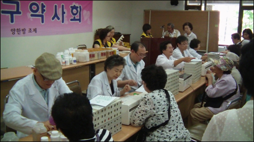 강동구약, 저소득층 노인 대상 무료투약 봉사
