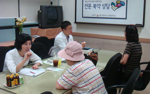 마포구약, 복지관 방문 노인들에 복약상담 봉사