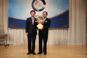 한국콜마 윤동한 회장, 올해의 CEO대상 수상