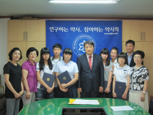 성북구약, 관내 청소년 대상 장학금 전달