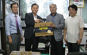 성대 인천동문회, 지부 사무국 직원에 명절 선물