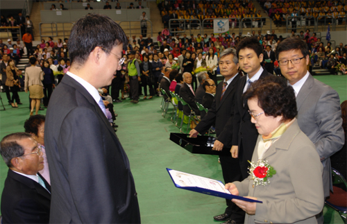 정근 원장, 노인 복지 향상 기여 공로패 수상