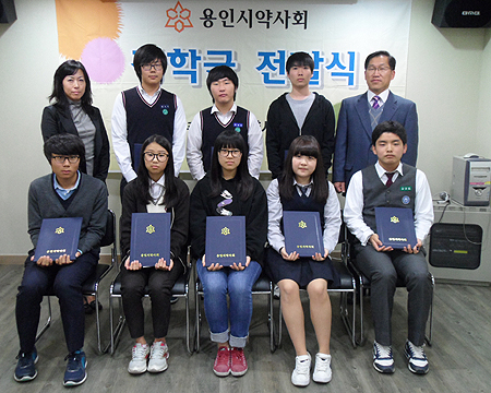 용인시약, 지역고교생 8명에 장학금 전달