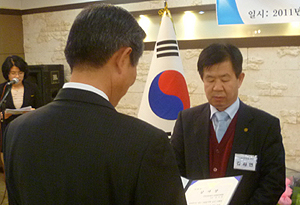 인천시약 김사연 의장, 남동경찰서 감사장 받아