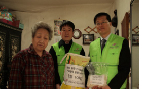 강남성심병원, 지역 소외된 주민에게 쌀 전달