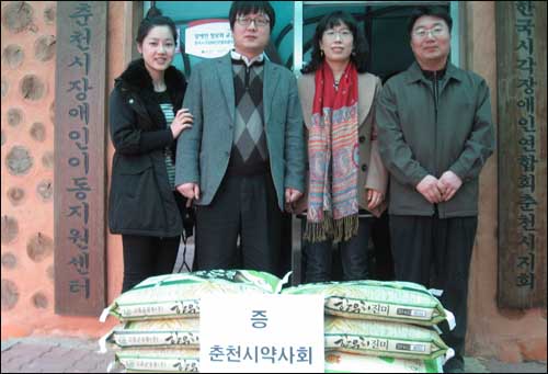 춘천시약사회, 시각장애인협회에 쌀 전달  

