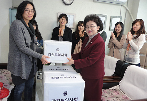 강원도약, 춘천 시민단체에 구급의약품 전달

