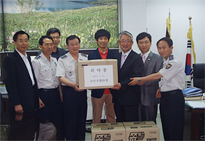 전주시약, 지역 경찰서에 구충제 2000개 전달