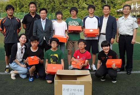 은평구약, 지역 불우 아동 위해 축구화 지원  

