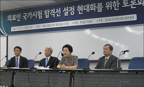 평균 60점이면 합격하는 의·약사국시 개선 움직임