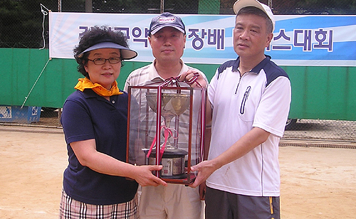 강남구약, 회장배 테니스대회 열고 친목도모 

