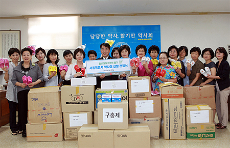 서울시약, 캄보디아 어린이에게 헌 신발 기증
