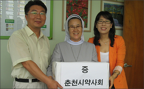 춘천시약, 장애인종합복지관에 구급의약품 전달

