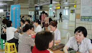 강남성심병원, 지하철 2호선 역사 내 무료검진
