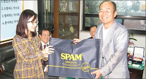 성균관약대, 인천시약사회에에 추석선물 전달


