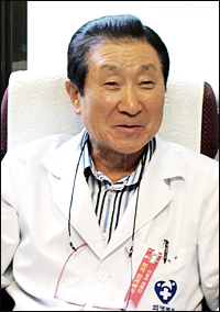 "쌀·닭으로 진료비 내던 환자들이 나를 찾는데..."