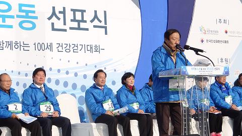 건강걷기대회에서 '말춤' 추는 김윤수 병협회장