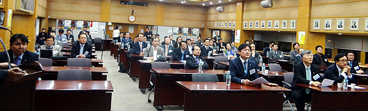 의사들 "대정부 투쟁하자" Vs 의사대표자 "시기상조"